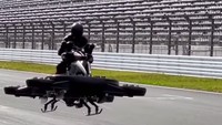 Dikutip dari berbagai sumber, sepeda motor terbang ini bernama XTurismo ini tercipta tidak lepsa dari hasil patungan perusahaan Mitsubishi Electric, Kyocera, dan perusahaan nasional asal Jepang, Keisuke Honda. Foto: doc. Youtube