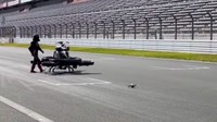 Untuk memberikan tenaga yang lebih besar dan stabil saat mengudara, perusahaan memasang empat baling-baling tambahan yang diletakan pada setiap sudut sepeda motor. Tapi sayang, suara baling-baling motor ini terlalu besar sehingga dapat mengganggu telinga. Foto: doc. Youtube