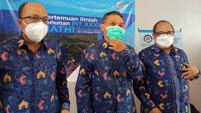 para ahli yang tergabung dalam Himpunan Ahli Teknik Hidraulika Indonesia (HATHI)