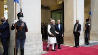 PM Italia, Mario Draghi (kanan) menyambut kedatangan PM India, Narendra Modi di Istana Chigi, Roma (29/10).  (AP Photo/Evan Vucci)