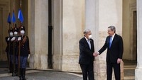 Sekjen PBB, Antonio Guterres (kiri) disambut PM Italia, Mario Draghi saat tiba di di Istana Chigi, Roma (29/10).  (AP Photo/Gregorio Borgia)