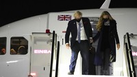 PM Inggris,  Boris Johnson bersama istrinya Carrie tiba Bandara Fiumicino, Roma (29/10).  (AP Photo/Kirsty Wigglesworth, pool)