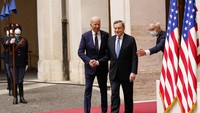 Presiden AS, Joe Biden (kiri) bersama PM Italia,  Mario Draghi saat sambutan kenegaraan di  Istana Chigi, Roma (29/10).   (AP Photo/Evan Vucci)