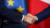 Jabat tangan yang erat terlihat dari Presiden Joe Biden (kiri) dan Presiden Prancis Emmanuel Macron. (AP Photo/Evan Vucci)