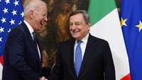 Presiden AS Joe Biden (kiri) berjabat tangan dengan PM Italia, Mario Draghi di Istana Chigi, Roma (29/10). G20 terdiri dari Afsel, AS, Arab Saudi, Argentina, Australia, Brasil Inggris, India, Indonesia, Italia, Jepang, Jerman, Kanada, Korsel, Meksiko, Prancis, Rusia, Tiongkok, dan Turki. Selain itu terdapat Uni Eropa dan PBB dalam G20. (AP Photo/Evan Vucci)