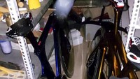 Sepeda tersebut digunakan dalam kejuaraan dunia di Prancis, pekan lalu. Modusnya, pencuri mengambil minivan yang berisi 22 sepeda tersebut di sebuah hotel tempat para atlet menginap.