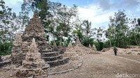 Di tempat tersebut, terdapat 12 bangunan mirip candi yang terbuat dari susunan batu alam.