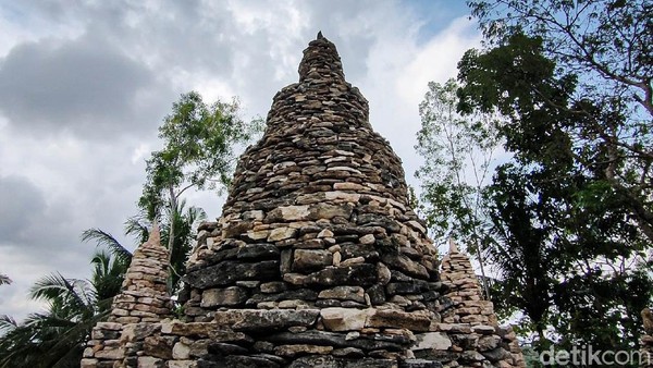 Sekilas candi hasil kreasi Sunardi dengan tinggi antara 1,5 meter untuk yang paling kecil dan 4 meter untuk yang paling besar ini mirip kompleks Candi Borobudur di Magelang, Jawa Tengah. Sekilas candi hasil kreasi Sunardi dengan tinggi antara 1,5 meter untuk yang paling kecil dan 4 meter untuk yang paling besar ini mirip kompleks Candi Borobudur di Magelang, Jawa Tengah.