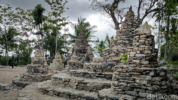Pembuatan replika candi ini dimulai sejak 2 tahun lalu. Menggunakan batu alam yang banyak ditemukan di sekitar Gunung Dayakan, Sunardi menyusun satu demi satu batu itu hingga menyerupai bentuk candi. Pembuatan replika candi ini dimulai sejak 2 tahun lalu. Menggunakan batu alam yang banyak ditemukan di sekitar Gunung Dayakan, Sunardi menyusun satu demi satu batu itu hingga menyerupai bentuk candi.