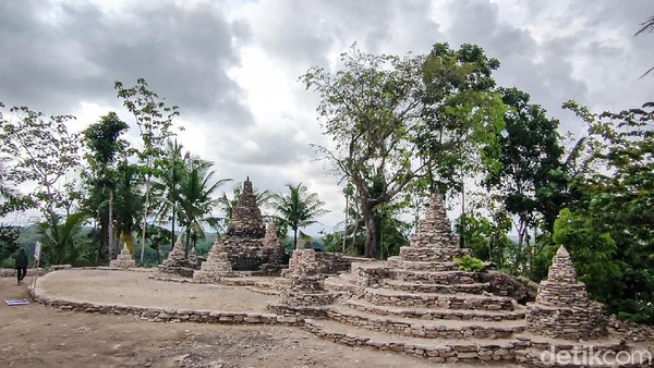 Lokasi bangunan mirip candi itu terletak di area perbukitan di wilayah Dusun Kaliwiru, Kalurahan Tuksono, Kapanewon Sentolo, Kabupaten Kulon Progo. Oleh warga sekitar, bukit itu disebut Gunung Dayakan. Dulunya lokasi ini merupakan area pertambangan batu.