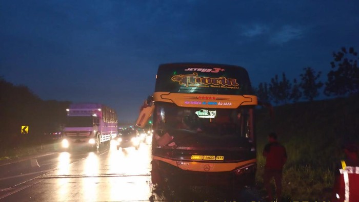 Petugas telah mengevakuasi bus dan Kijang Innova yang tabrakan di Km 80 Tol Cipali