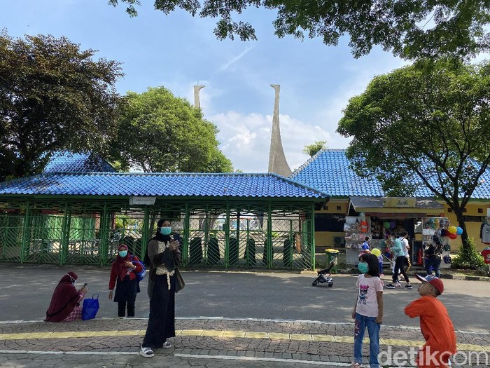 Pihak Taman Margasatwa Ragunan menuturkan kunjungan warga relatif lebih sedikit terkait aturan ganjil-genap yang diberlakukan di ruas jalan pintu masuk Ragunan. (Annisa RF/detikcom)