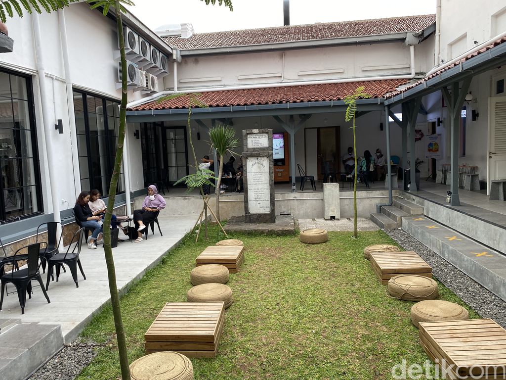 Piknik Seru Makan Nasi Gila hingga Croissant di Pos Bloc Jakarta