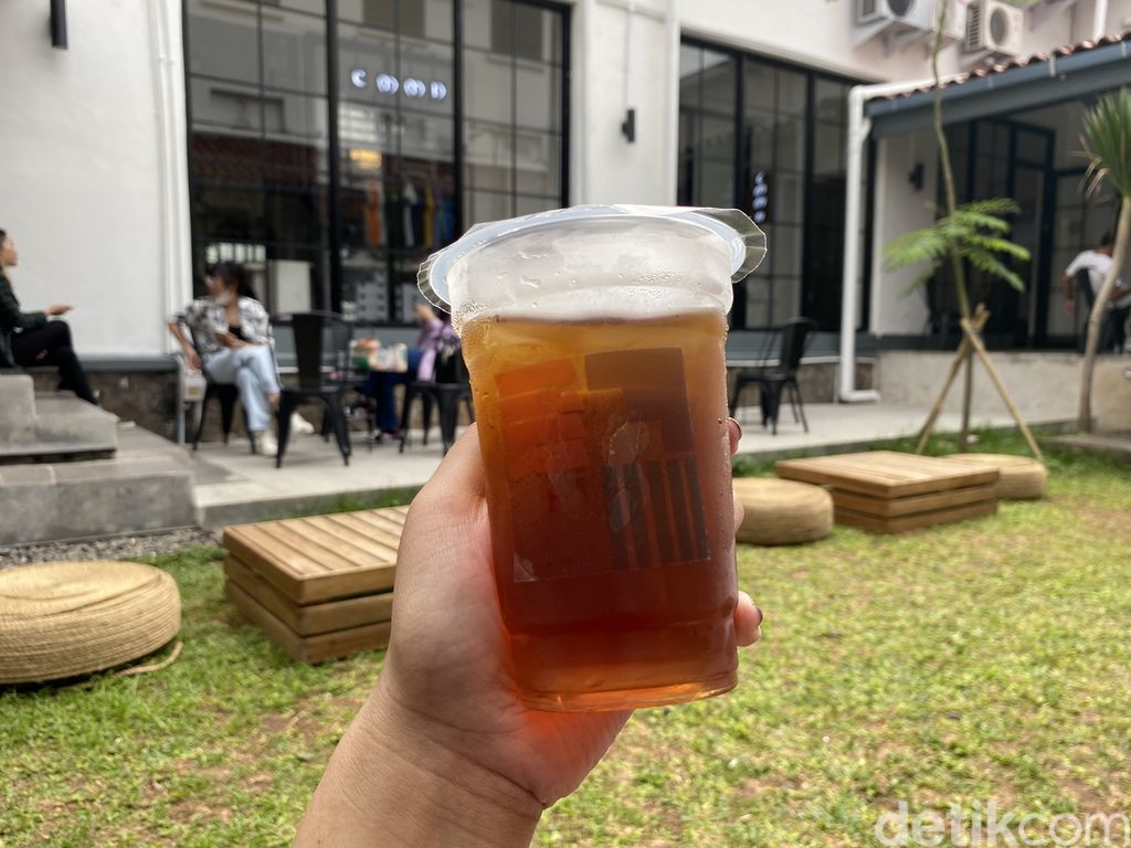 Piknik Seru Makan Nasi Gila hingga Croissant di Pos Bloc Jakarta