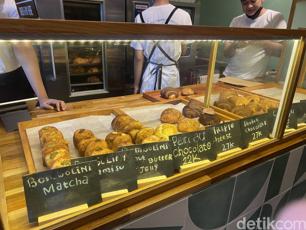 Piknik Seru Makan Nasi Gila hingga Croissant di Pos Bloc Jakarta