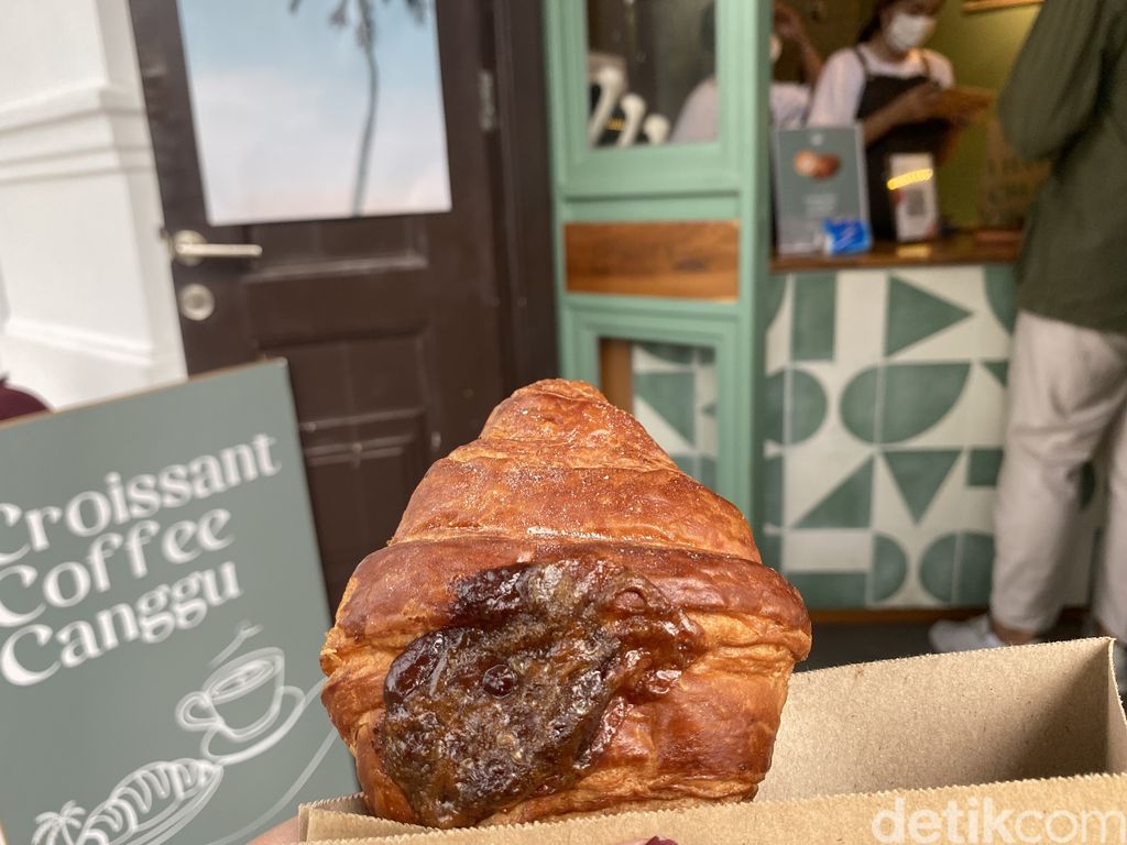 Piknik Seru Makan Nasi Gila hingga Croissant di Pos Bloc Jakarta