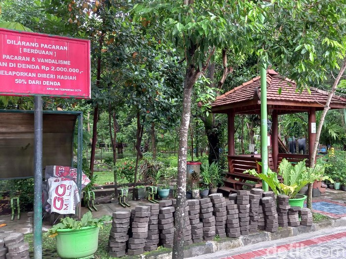 Plang dilarang pacaran di Gajah Wong Educational Park Yogyakarta, Sabtu (30/10/2021).