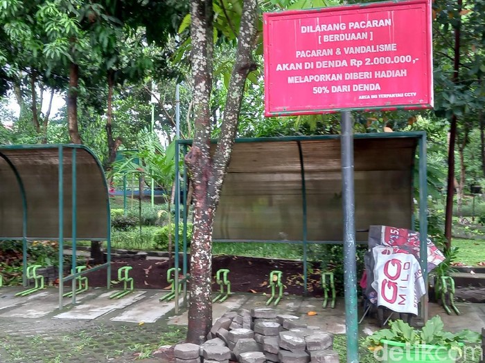 Plang dilarang pacaran di Gajah Wong Educational Park, Yogyakarta, Sabtu (30/10/2021).