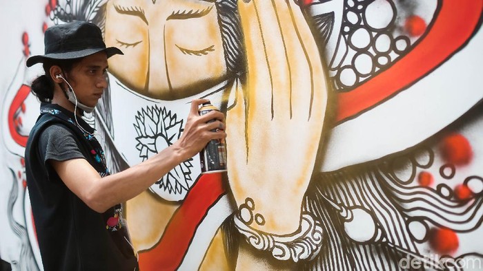 Sejumlah seniman mural membuat karya mural dalam rangka Bhayangkara Mural Festival 2021 di Mabes Polri, Jakarta, Sabtu (30/10/2021). Lomba Mural yang memperebutkan piala Kapolri tersebur diikuti sebanyak 803 karya yang tersebar di seluruh Indonesia.