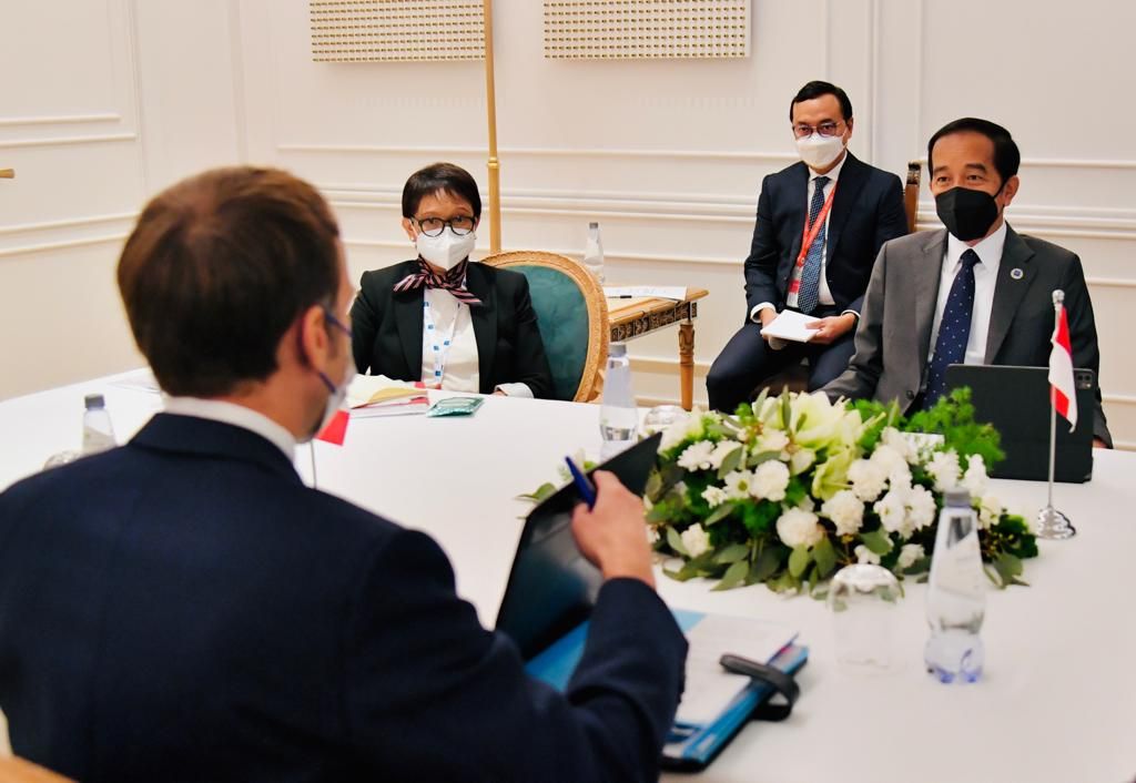 Presiden Jokowi mengadakan pertemuan bilateral dengan Presiden Prancis Emmanuel Macron. Kerja sama pertahanan hingga perubahan iklim dibahas kedua presiden. (Laily Rachev - Biro Pers Sekretariat Presiden)