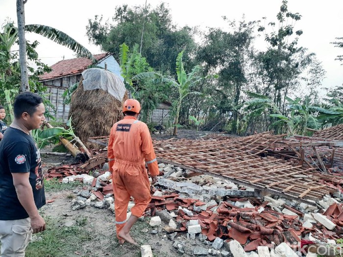 Puting beliung terjang Blora membuat belasan rumah rusak sepekan terakhir, Sabtu (30/10/2021).
