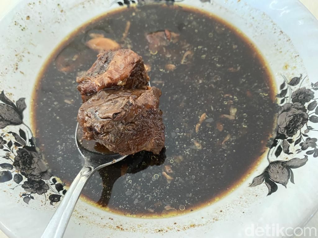 Suedep Puol! Cicip Rawon Empal dan Rawon Daging di Probolinggo