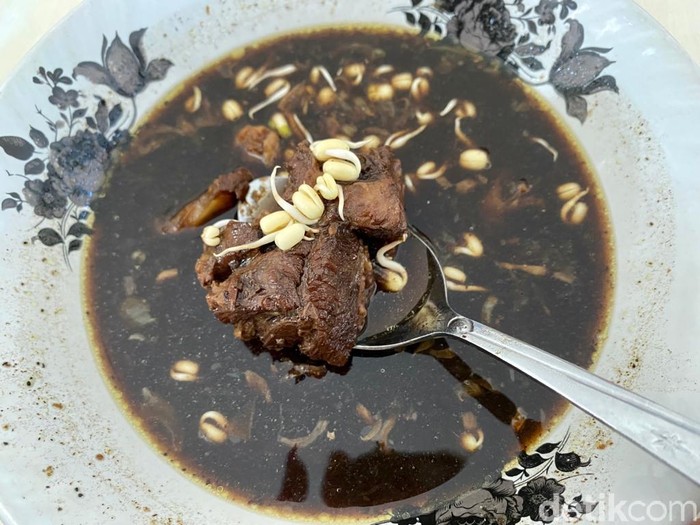 Rawon empal di RM Tongas Asri Suedep Puol! Cicip Rawon Empal dan Rawon Daging di Probolinggo