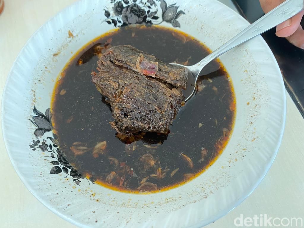 Suedep Puol! Cicip Rawon Empal dan Rawon Daging di Probolinggo