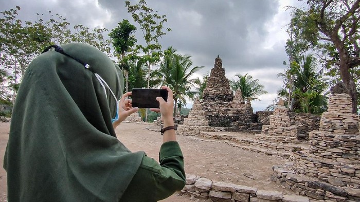 Berawal dari keisengannya menyusun batu, Sunardi (50) warga Kulon Progo, Daerah Istimewa Yogyakarta (DIY) berhasil membuat replika candi di lahan bekas tambang.