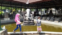 Di kompleks Rumah Arca Boyolali juga terdapat taman bermain dan kebun binatang mini. Cocok banget mengajak keluarga liburan ke sini saat akhir pekan! (Ragil Ajiyanto/detikTravel)