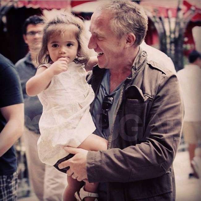 Valentina tumbuh sebagai putri pewaris sebuah kerajaan fashion. Ayahnya menjabat sebagai CEO Kering. Grup fashion tersebut menaungi sejumlah merek high-end seperti Gucci, Saint Laurent dan Alexander McQueen. (Foto: Instagram/@salmahayek)