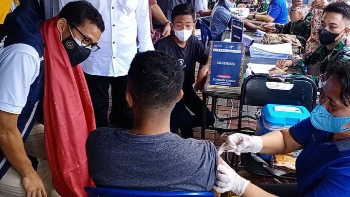 Menparekraf Sandiaga Uno meninjau langsung vaksinasi kepada pelaku pariwisata dan ekonomi kreatif dan masyarakat umum di negeri Hitu Lama, Maluku Tengah.