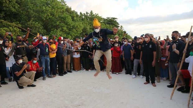 Sandiaga di Desa Wisata Ngilngof, Maluku.