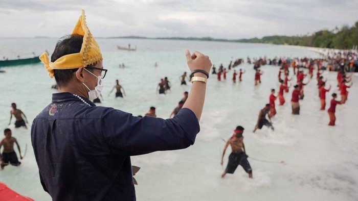 Sandiaga di Desa Wisata Ngilngof, Maluku.