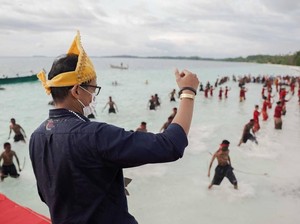 Kagum dengan Pantai Ngurbloat, Sandiaga Ajak Wisatawan Datang ke Maluku Tenggara