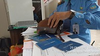 Setelah itu langsung saya amankan dan diserahkan ke sekuriti bandara. Saat dicek isinya ada cek senilai Rp 35,9 miliar, paspor, dan lima buku tabungan, kata Halimah (dok Istimewa)