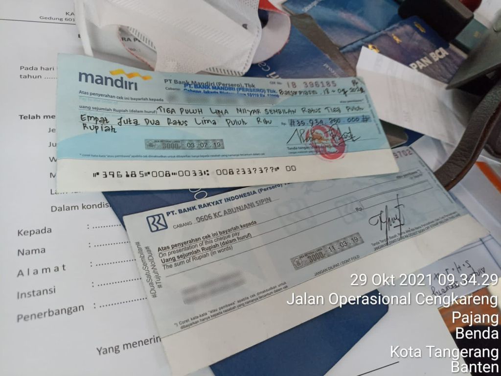 Seorang cleaning service Bandara Soekarno-Hatta (Soetta), Tangerang, Banten, menemukan cek senilai Rp 35,9 miliar milik seorang penumpang. (dok Istimewa)