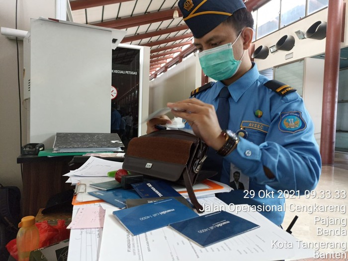 Seorang cleaning service Bandara Soekarno-Hatta (Soetta), Tangerang, Banten, menemukan cek senilai Rp 35,9 miliar milik seorang penumpang. (dok Istimewa)