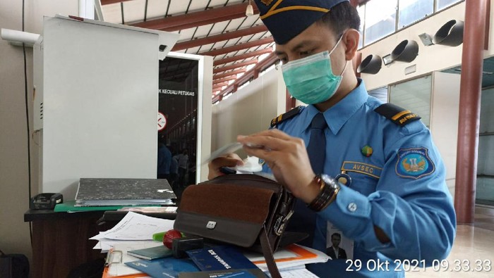 Seorang cleaning service Bandara Soekarno-Hatta (Soetta), Tangerang, Banten, menemukan cek senilai Rp 35,9 miliar milik seorang penumpang. (dok Istimewa)