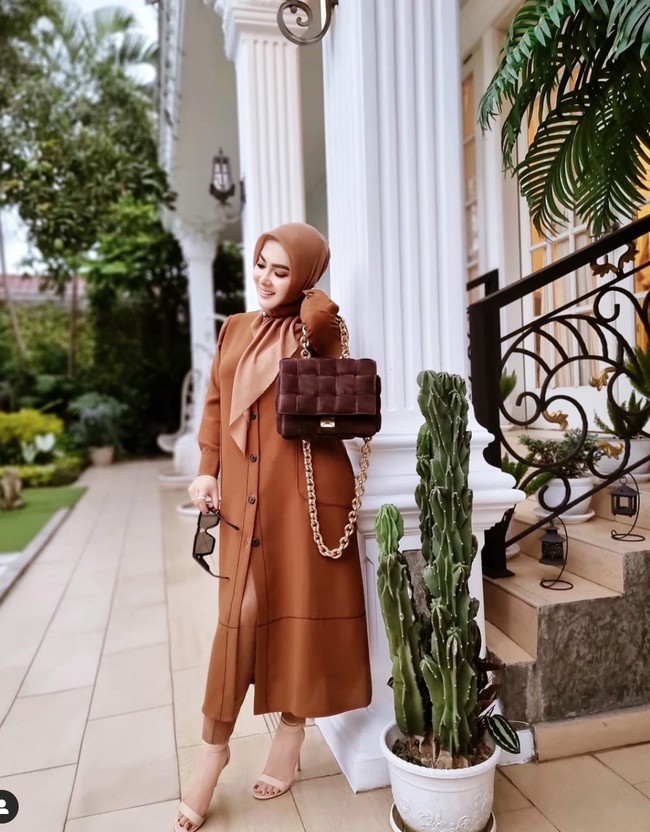 Usai liburan ke Jepang bersama suami tercinta, Reino Barrack, Syahrini muncul dengan penampilan yang berbeda. Syahrini memutuskan untuk tampil berhijab pada Juni 2021. Saat itu ia sedang memperkenalkan restoran mewah milik Reino. Syahrini berhijab dan tetap tampil glamour yang sudah menjadi ciri khasnya. Foto: dok instagram Syahrini