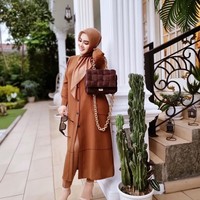 Usai liburan ke Jepang bersama suami tercinta, Reino Barrack, Syahrini muncul dengan penampilan yang berbeda. Syahrini memutuskan untuk tampil berhijab pada Juni 2021. Saat itu ia sedang memperkenalkan restoran mewah milik Reino. Syahrini berhijab dan tetap tampil glamour yang sudah menjadi ciri khasnya. Foto: dok instagram Syahrini
