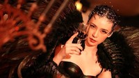 Tamara Dai tampil dengan gaun serba hitam dengan tatap mata tajam. Foto: dok instagram Tamara Dai
