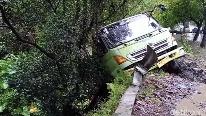 Truk terperosok ke jurang di sukabumi