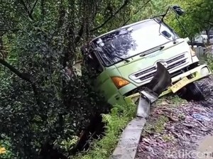 Ditinggal Sopir Pas Mogok di Tanjakan, Truk Masuk Jurang di Sukabumi