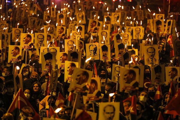 Turkey Republic Day Warga Turki bersukacita turun ke jalan merayakan hari kelahiran Republik Turki, Jumat (29/10). Hari itu menandai peralihan dari sistem kesultanan ke negara moderen berbentuk republik.