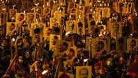 Warga memegang lilin dan poster wajah pendiri Republik Turki, Mustafa Kemal Ataturk. Perayaan tahunan ini merupakan perayaan yang ke-98. (Emrah Gurel/AP Photo)