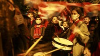 Warga menabuh alat perkusi dalam perayaan hari kelahiran Republik Turki.  (Emrah Gurel/AP Photo)