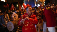 Marching band meramaikan perayaan hari republik di Istanbul, (28/10). Republic Day menjadi hari libur nasional di Turki.  (Francisco Seco/AP Photo)