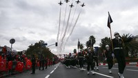 Pesawat melintas di atas langit saat tentara Turki dan warga merayakan hari Republik di Istanbul, Turki (29/10).  (Emrah Gurel/AP Photo)
