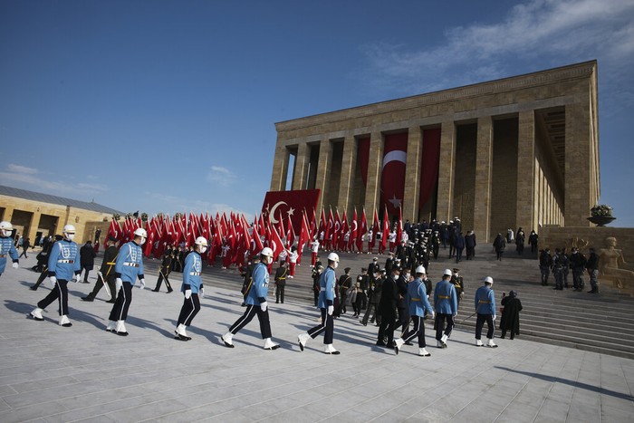 Turkey Republic Day Warga Turki bersukacita turun ke jalan merayakan hari kelahiran Republik Turki, Jumat (29/10). Hari itu menandai peralihan dari sistem kesultanan ke negara moderen berbentuk republik.